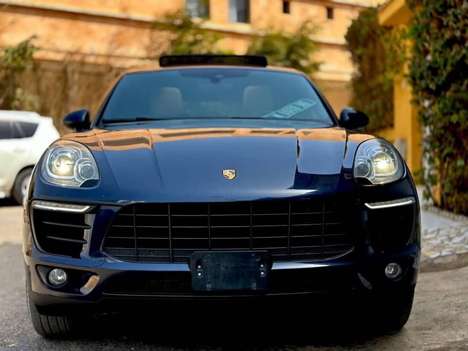 PORSCHE MACAN